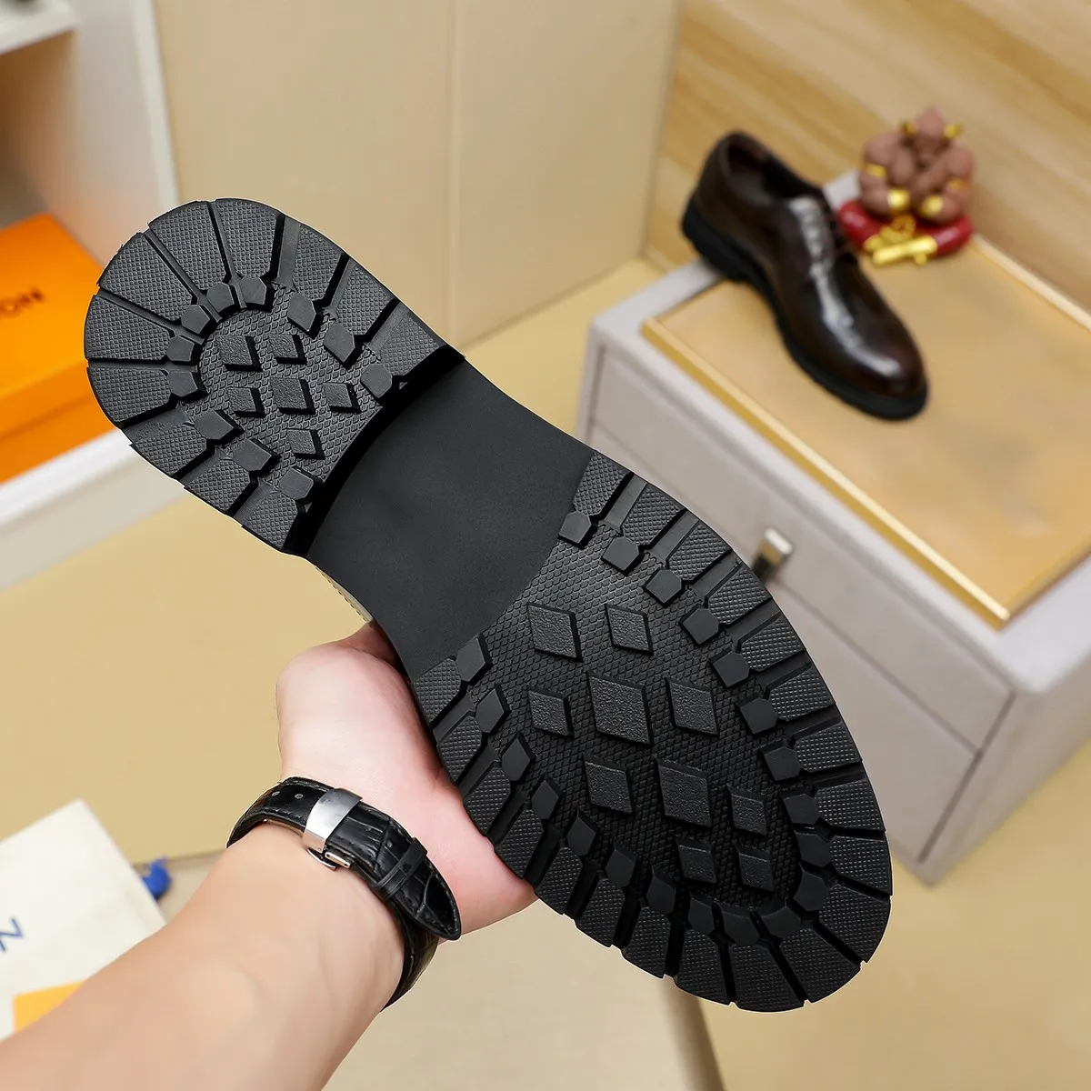 Men's shoes 💰620 💰 Louis Vuitton LV ® Autumn and Winter 🆕 models 🔛Full shoe counter First layer cowhide, 🐂leather lined casual shoes for men, super soft outsole, essential for driving. Counter synchronized original first layer cowhide completely 1:1 mold customization 🌹Top version, 2 colors available! Number: 38-45 (37.46. Customized)
